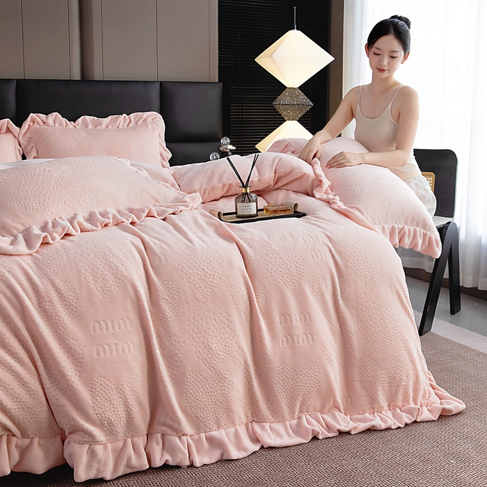 91家纺网 家纺一手货源 找家纺 找底底家纺 2025新款加厚韩版全消光烂花牛奶绒四件套（加厚8斤重   日销20单客户优惠8元） 梦屿-粉色