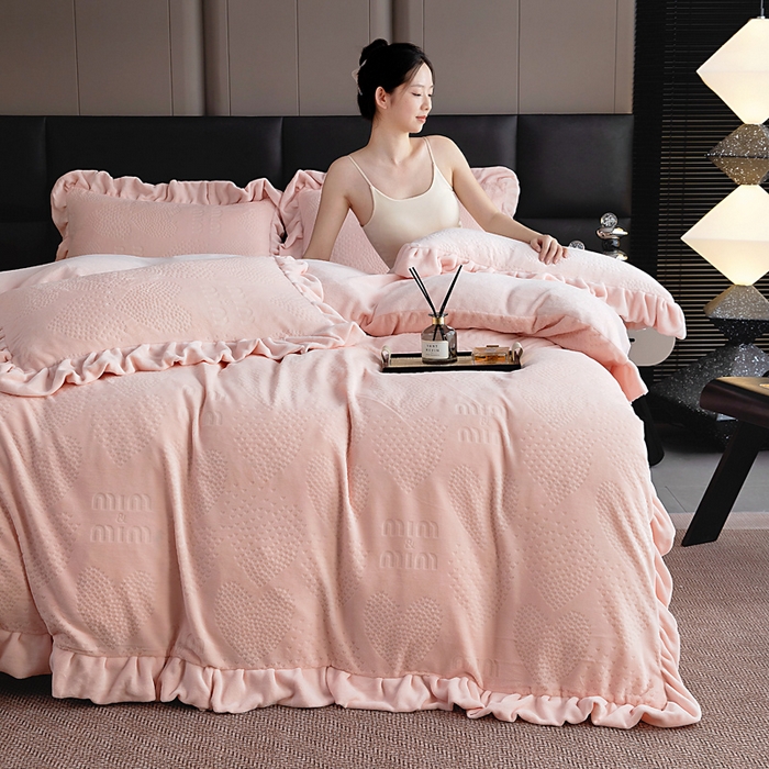 91家纺网 家纺一手货源 找家纺 找底底家纺 2025新款加厚韩版全消光烂花牛奶绒四件套（加厚8斤重   日销20单客户优惠8元） 梦屿-粉色