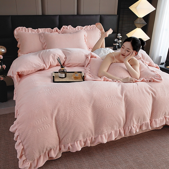 91家纺网 家纺一手货源 找家纺 找底底家纺 2025新款加厚韩版全消光烂花牛奶绒四件套（加厚8斤重   日销20单客户优惠8元） 梦屿-粉色