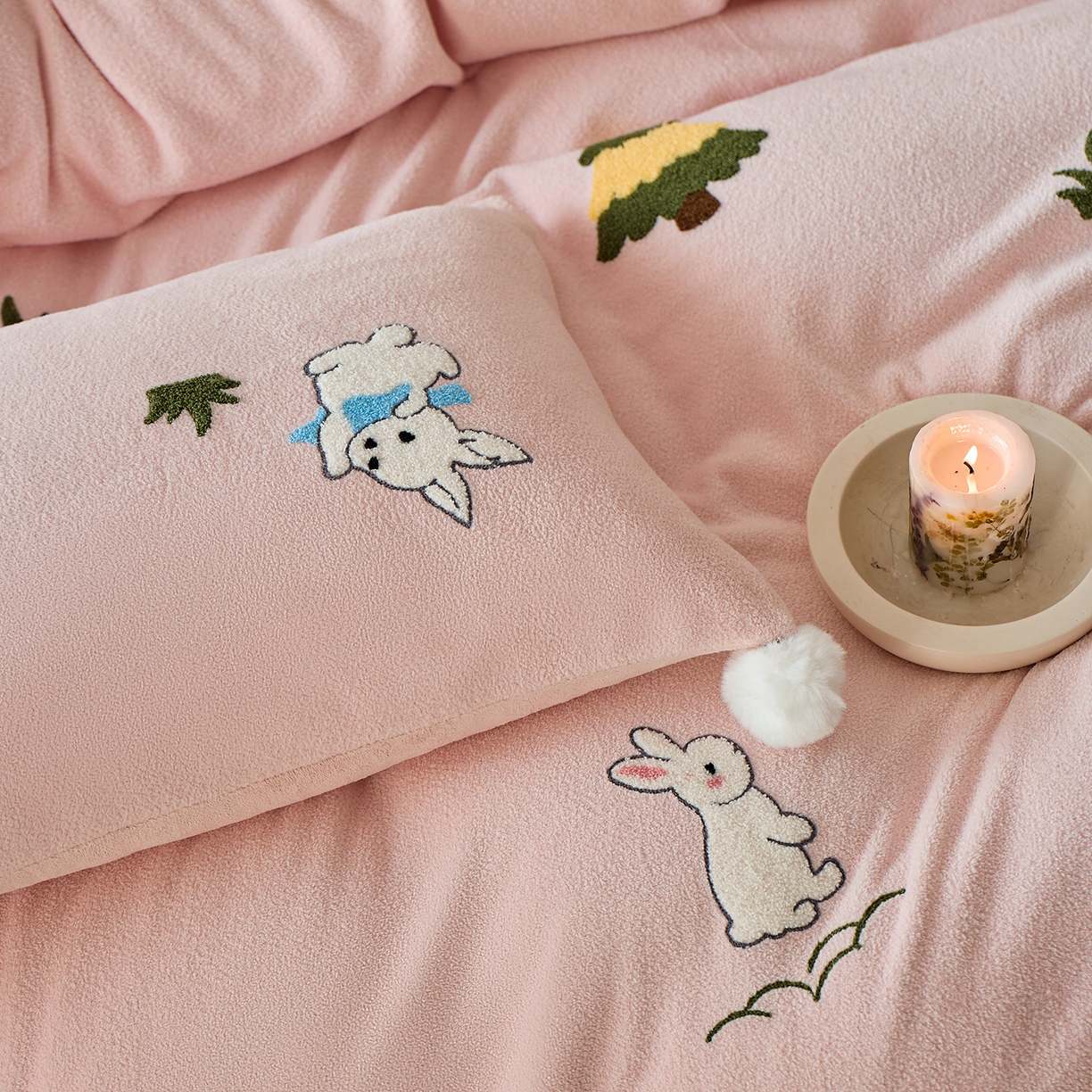 91家纺网 家纺一手货源 找家纺 蓝梦 2025新款全消光毛巾绣艾尼绒四件套-艾尼兔系列 豆蔻粉