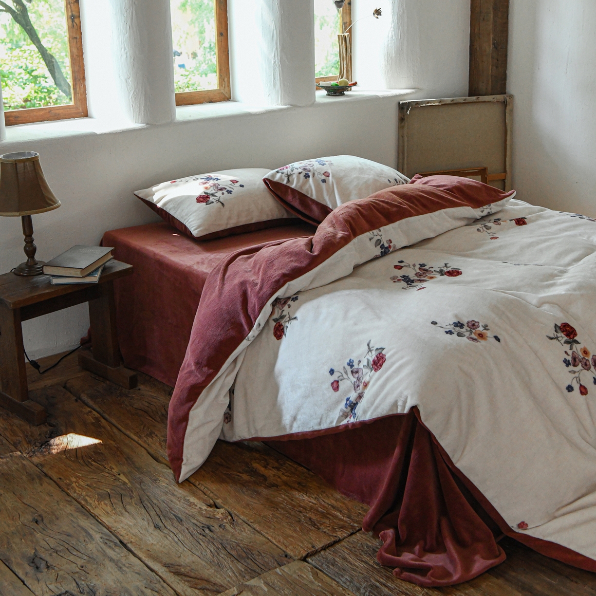 91家纺网 家纺一手货源 找家纺 花漾家居 2025秋冬新品法式复古简约诧寂风牛奶绒四件套 锦绣小花