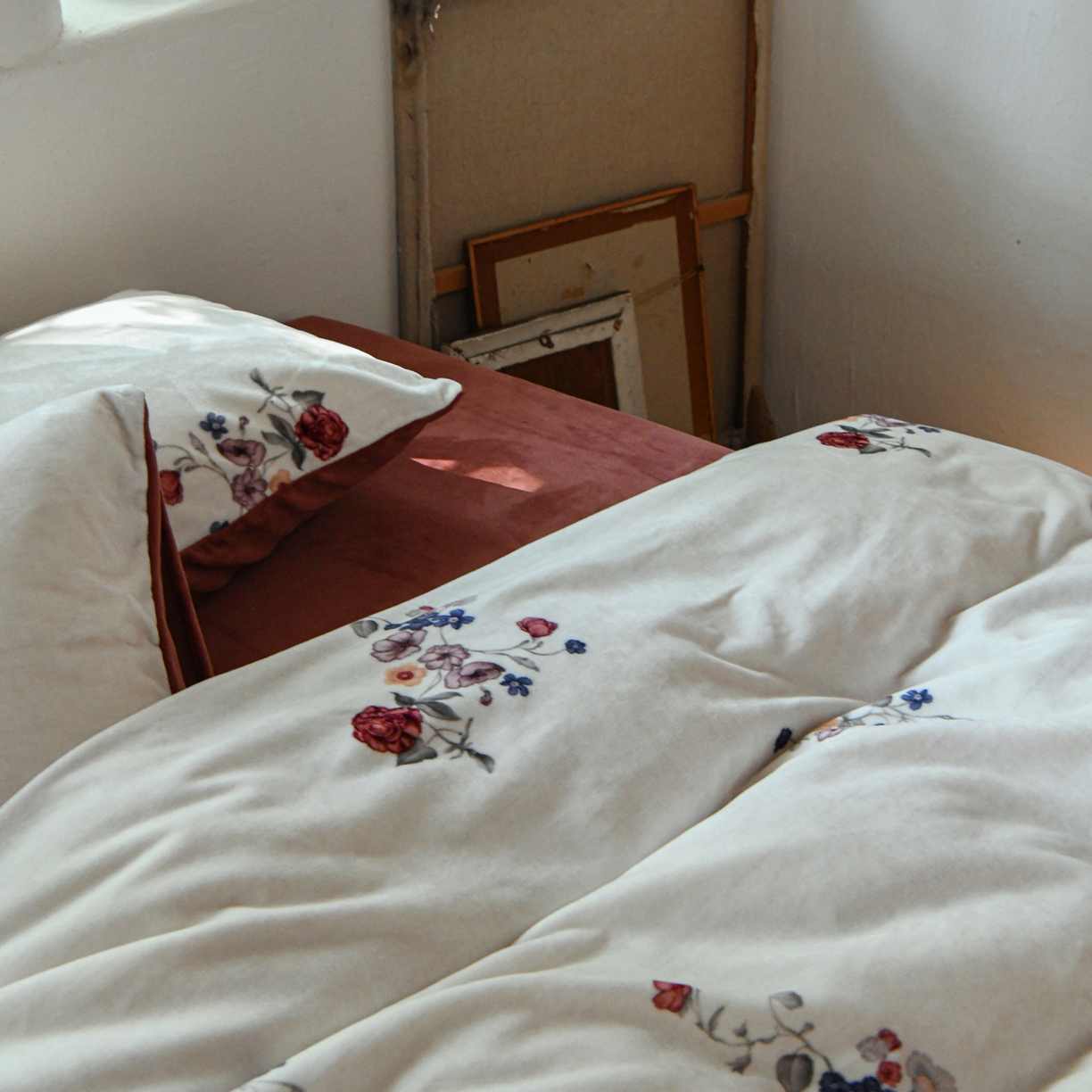 91家纺网 家纺一手货源 找家纺 花漾家居 2025秋冬新品法式复古简约诧寂风牛奶绒四件套 锦绣小花