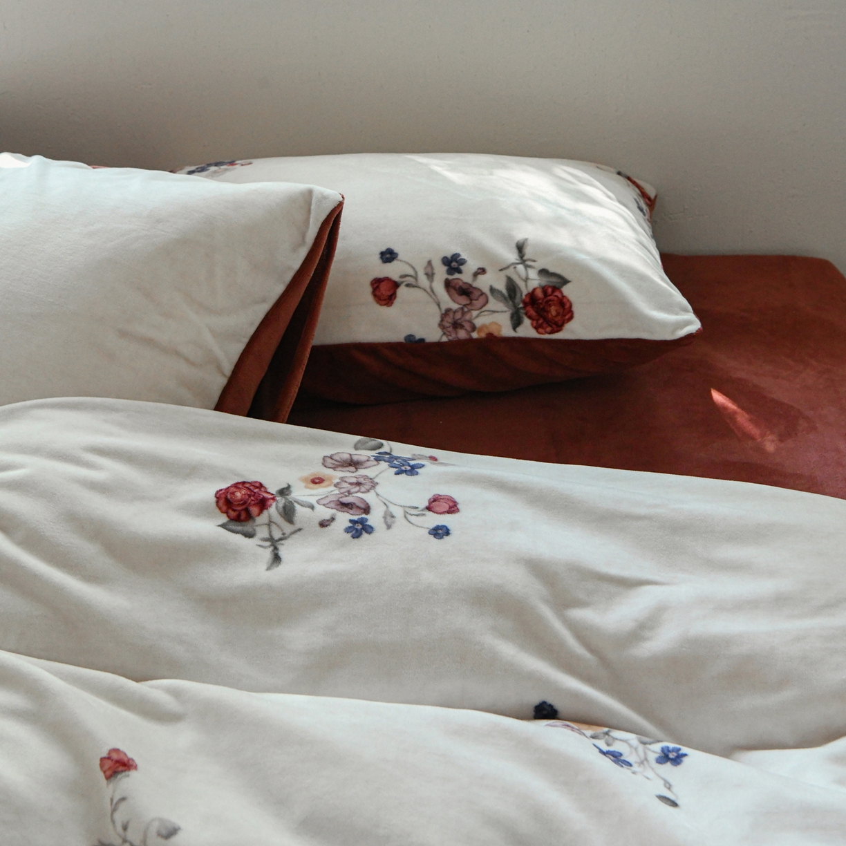 91家纺网 家纺一手货源 找家纺 花漾家居 2025秋冬新品法式复古简约诧寂风牛奶绒四件套 锦绣小花