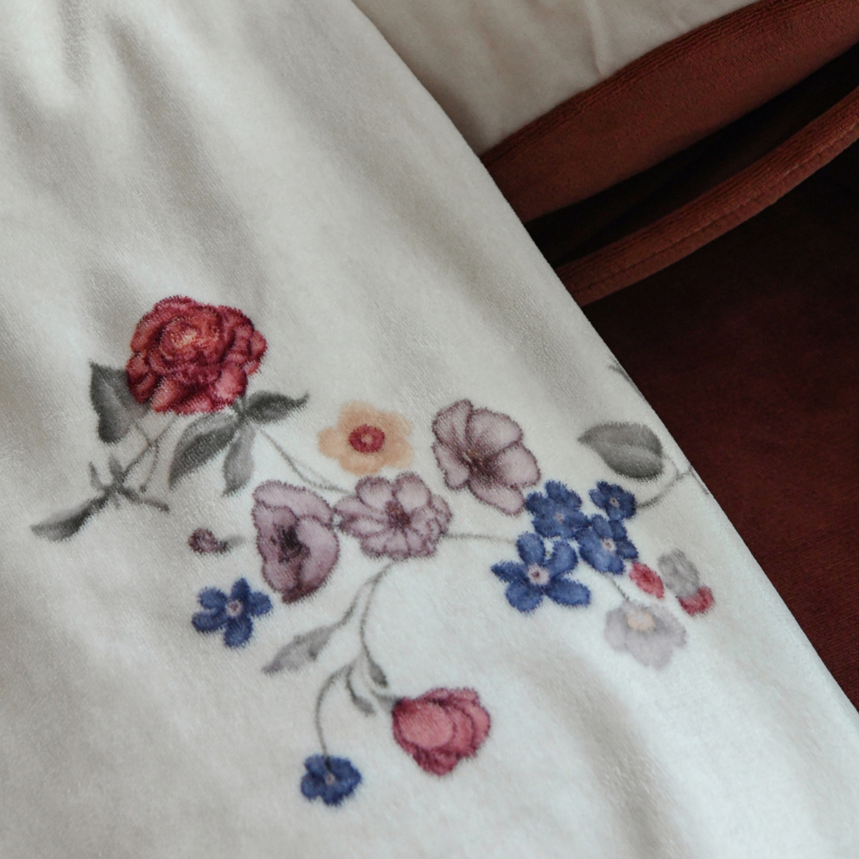 91家纺网 家纺一手货源 找家纺 花漾家居 2025秋冬新品法式复古简约诧寂风牛奶绒四件套 锦绣小花