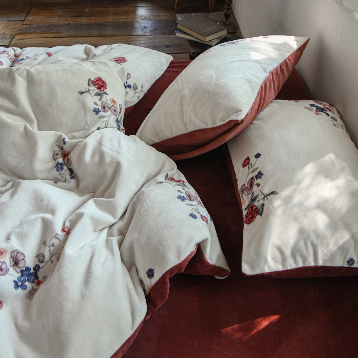 91家纺网 家纺一手货源 找家纺 花漾家居 2025秋冬新品法式复古简约诧寂风牛奶绒四件套 锦绣小花