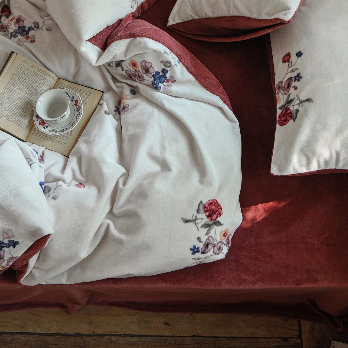 91家纺网 家纺一手货源 找家纺 花漾家居 2025秋冬新品法式复古简约诧寂风牛奶绒四件套 锦绣小花