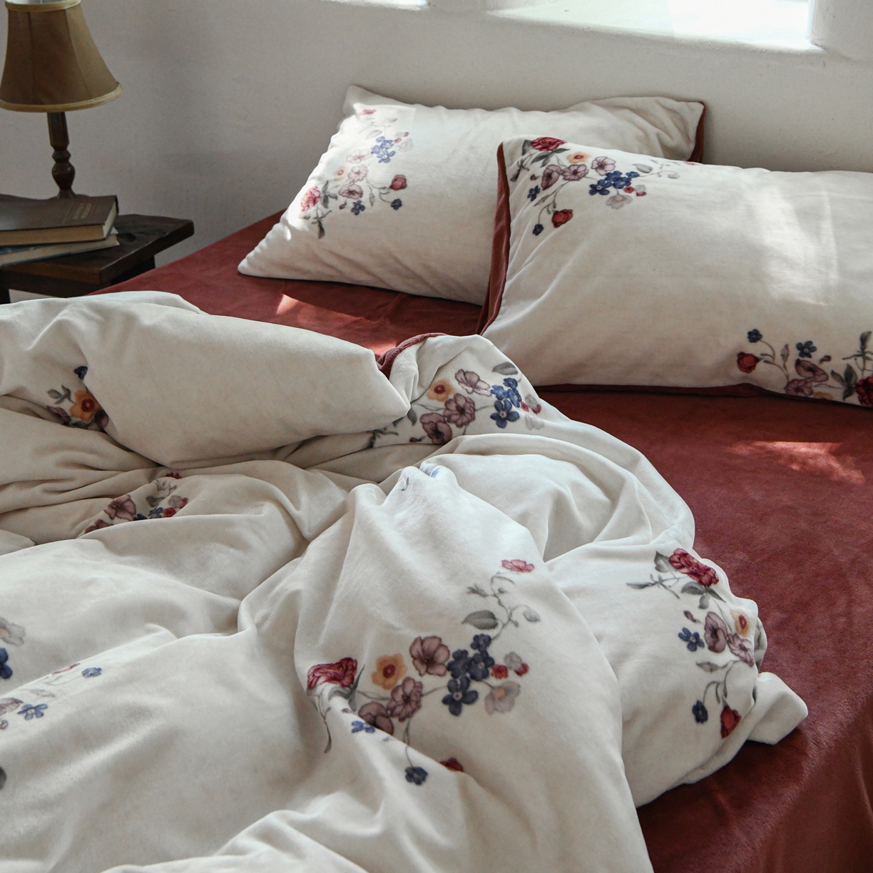 91家纺网 家纺一手货源 找家纺 花漾家居 2025秋冬新品法式复古简约诧寂风牛奶绒四件套 锦绣小花