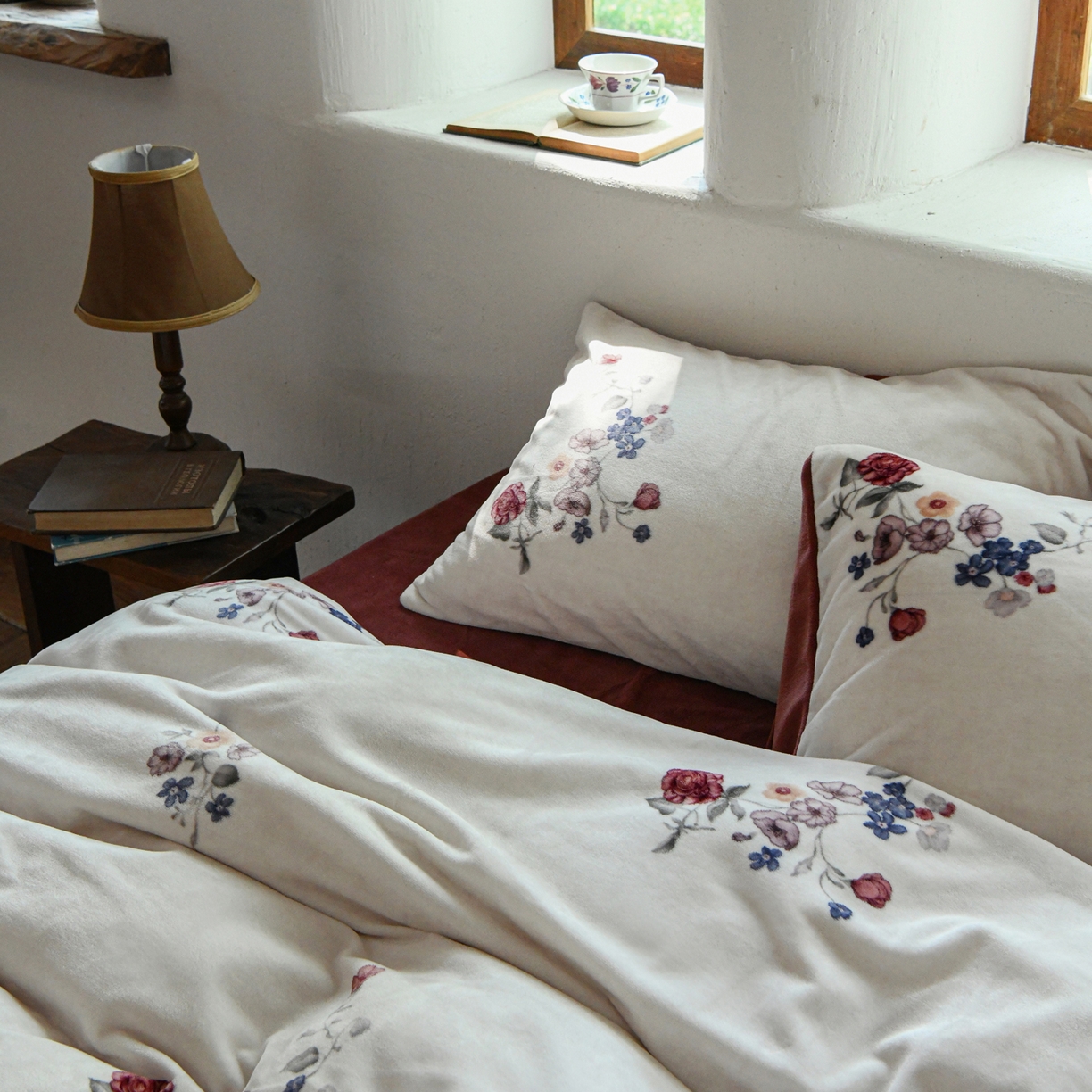 91家纺网 家纺一手货源 找家纺 花漾家居 2025秋冬新品法式复古简约诧寂风牛奶绒四件套 锦绣小花