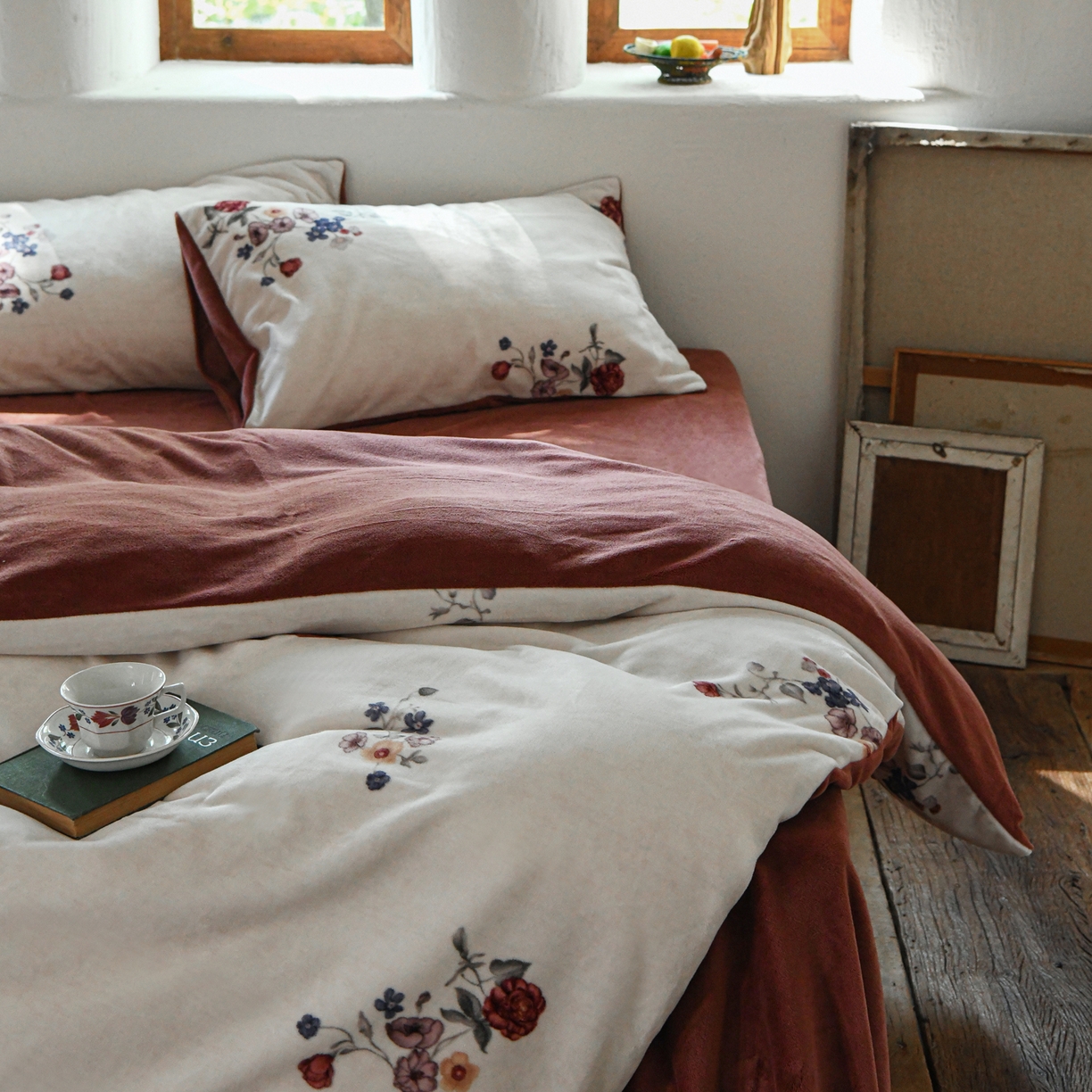 91家纺网 家纺一手货源 找家纺 花漾家居 2025秋冬新品法式复古简约诧寂风牛奶绒四件套 锦绣小花