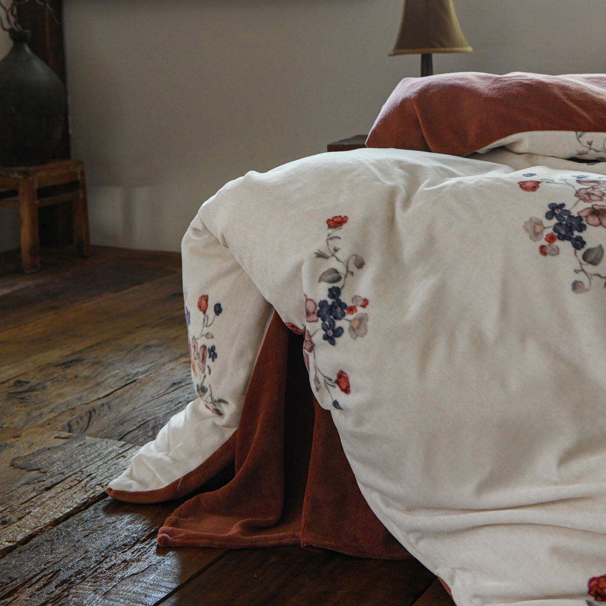 91家纺网 家纺一手货源 找家纺 花漾家居 2025秋冬新品法式复古简约诧寂风牛奶绒四件套 锦绣小花