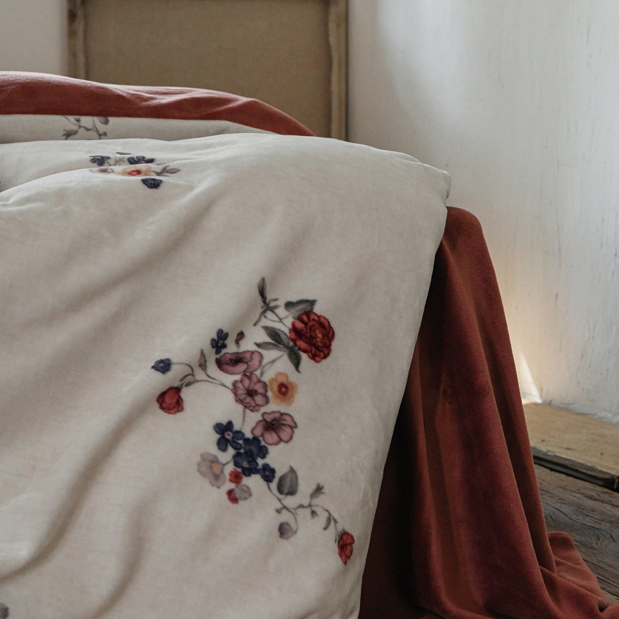 91家纺网 家纺一手货源 找家纺 花漾家居 2025秋冬新品法式复古简约诧寂风牛奶绒四件套 锦绣小花