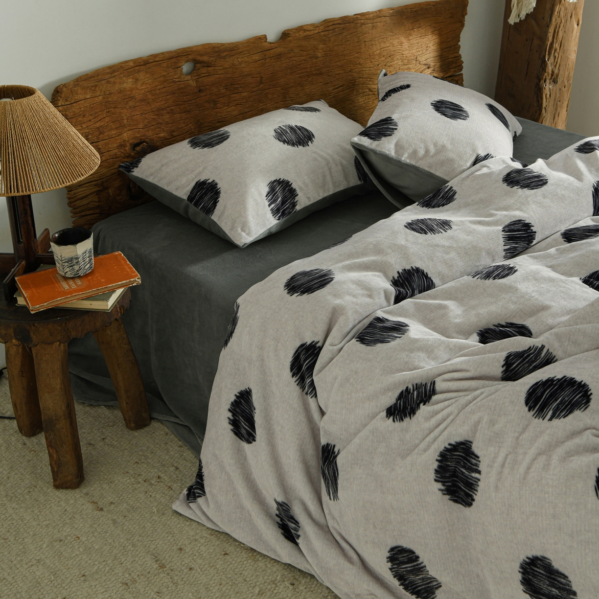 花漾家居 2025秋冬新品法式复古简约诧寂风牛奶绒四件套 波点米