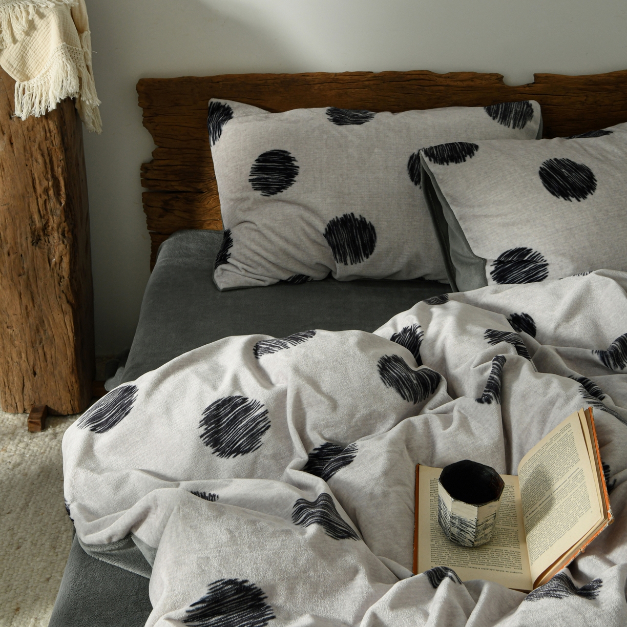 91家纺网 家纺一手货源 找家纺 花漾家居 2025秋冬新品法式复古简约诧寂风牛奶绒四件套 波点米