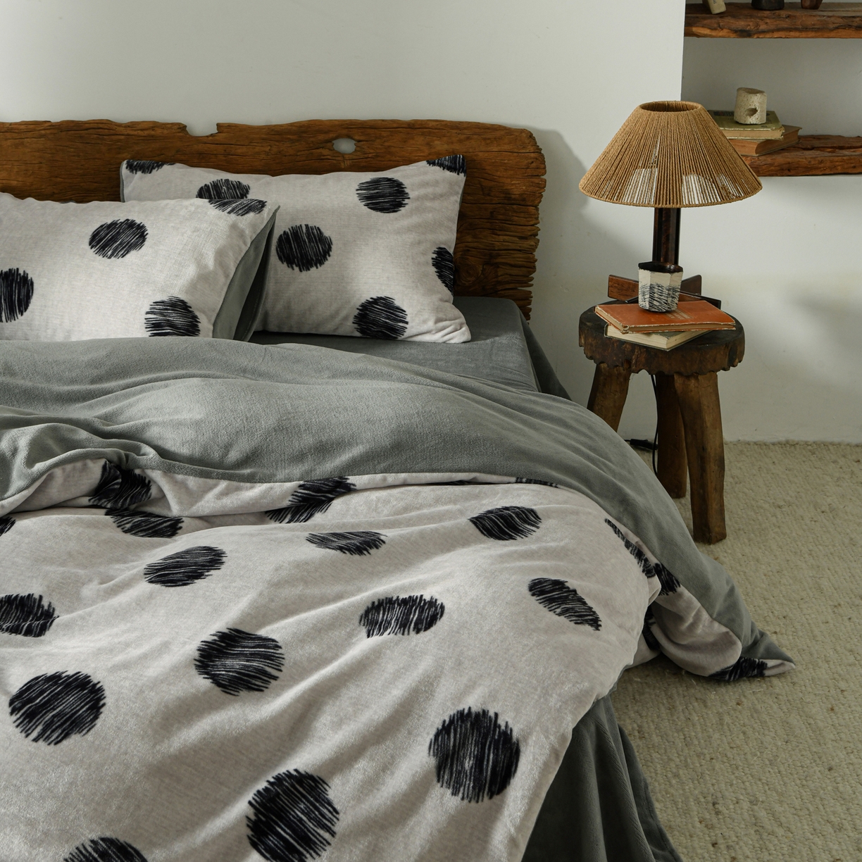 91家纺网 家纺一手货源 找家纺 花漾家居 2025秋冬新品法式复古简约诧寂风牛奶绒四件套 波点米