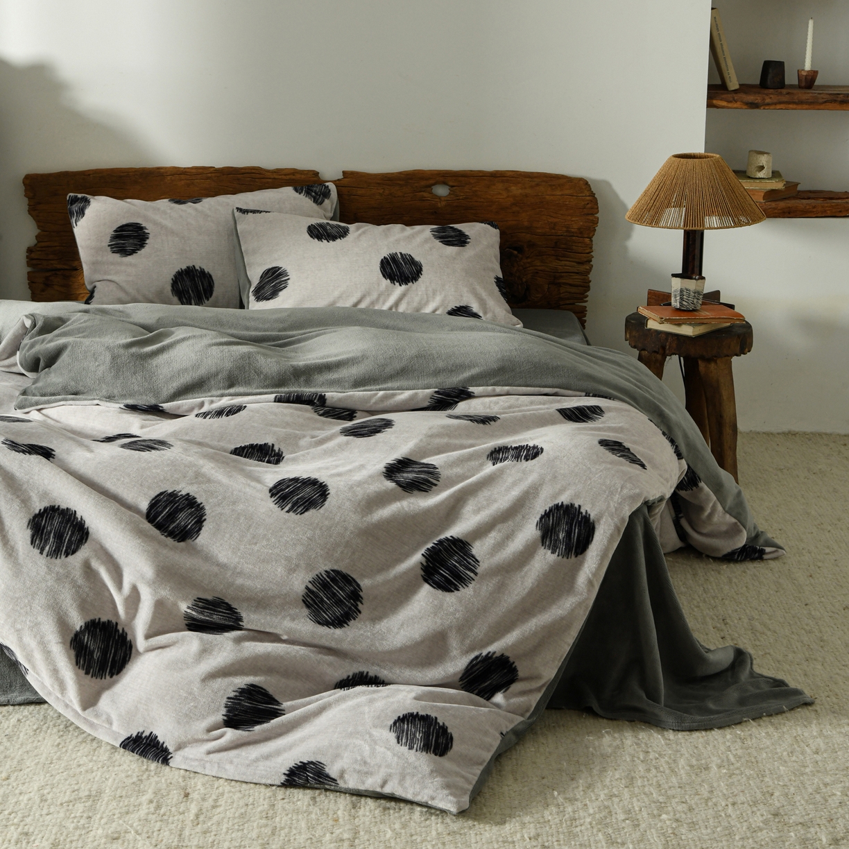 91家纺网 家纺一手货源 找家纺 花漾家居 2025秋冬新品法式复古简约诧寂风牛奶绒四件套 波点米