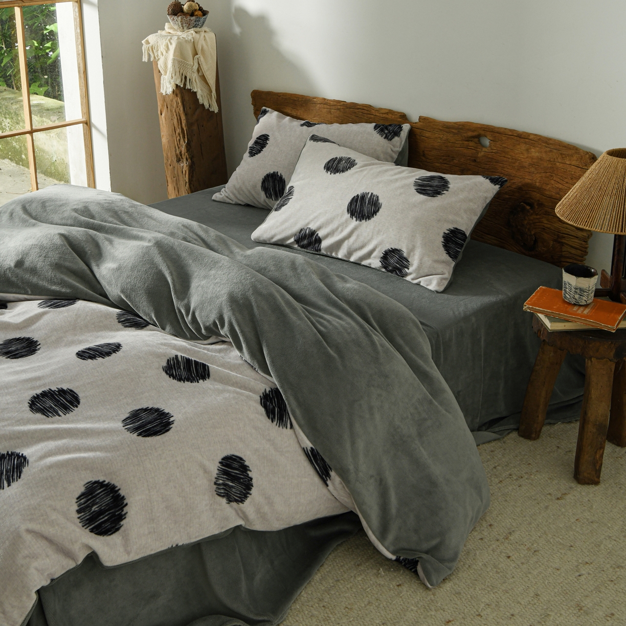 91家纺网 家纺一手货源 找家纺 花漾家居 2025秋冬新品法式复古简约诧寂风牛奶绒四件套 波点米