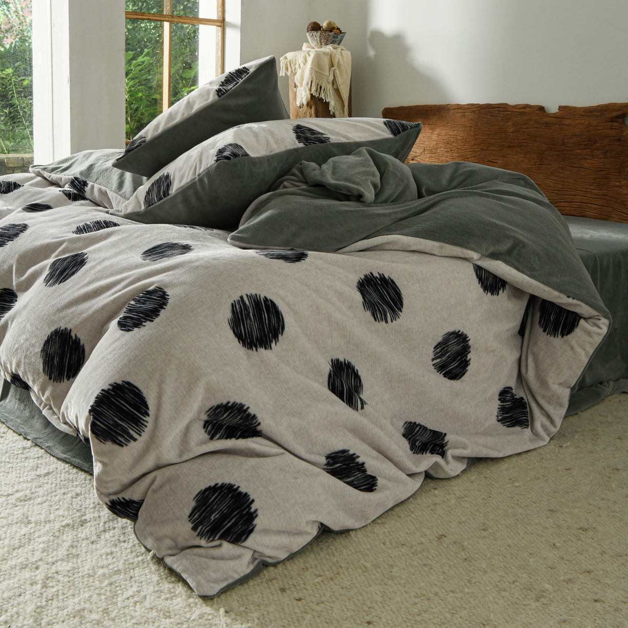 91家纺网 家纺一手货源 找家纺 花漾家居 2025秋冬新品法式复古简约诧寂风牛奶绒四件套 波点米