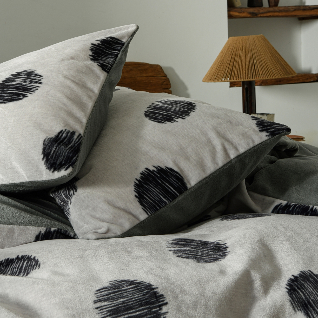 91家纺网 家纺一手货源 找家纺 花漾家居 2025秋冬新品法式复古简约诧寂风牛奶绒四件套 波点米