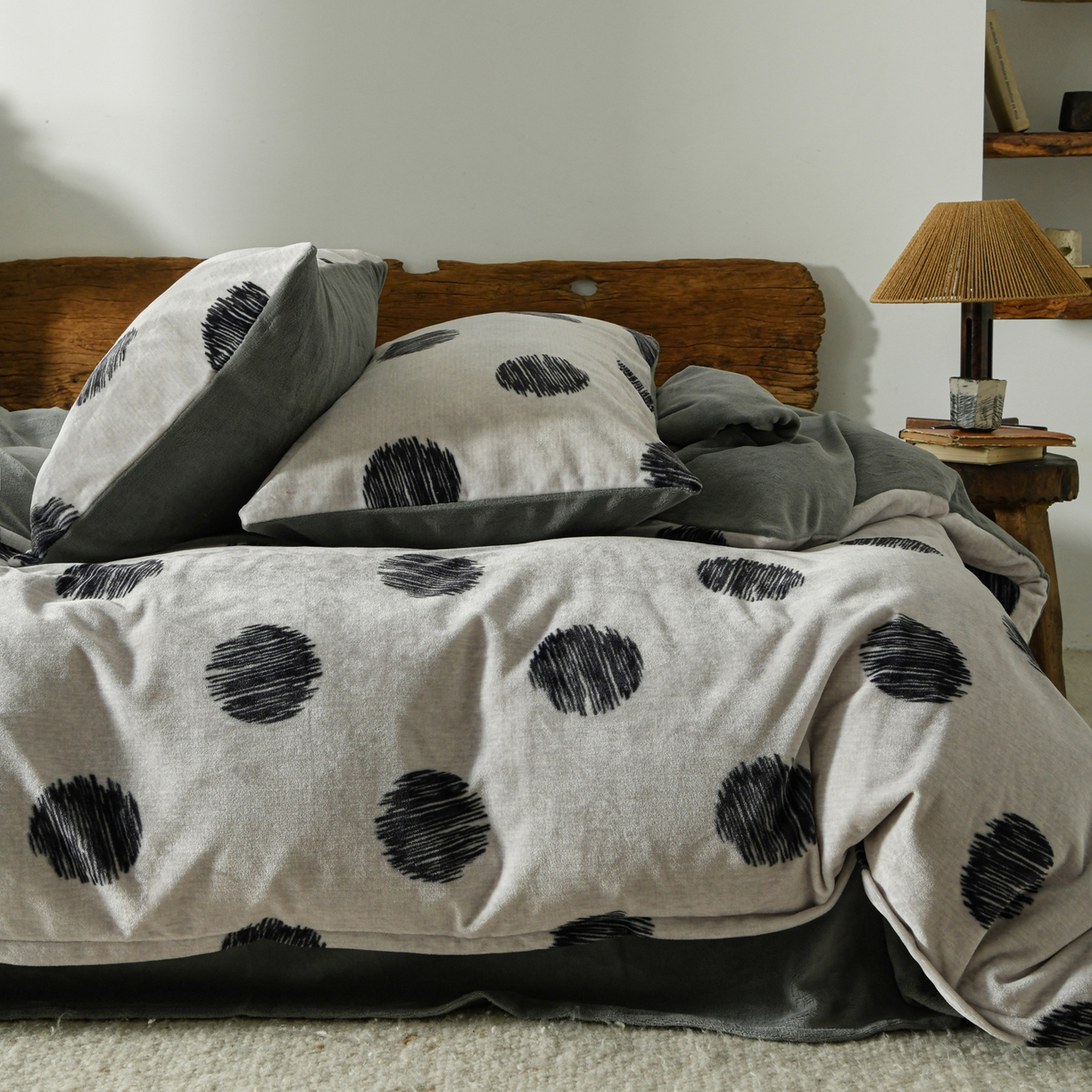 91家纺网 家纺一手货源 找家纺 花漾家居 2025秋冬新品法式复古简约诧寂风牛奶绒四件套 波点米