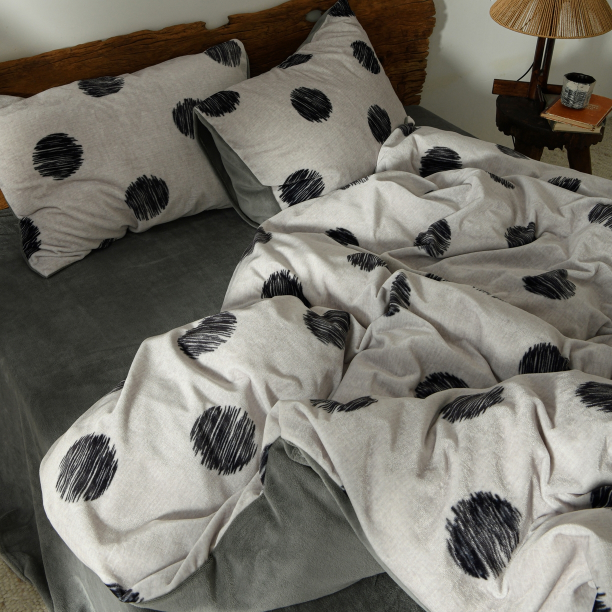 91家纺网 家纺一手货源 找家纺 花漾家居 2025秋冬新品法式复古简约诧寂风牛奶绒四件套 波点米