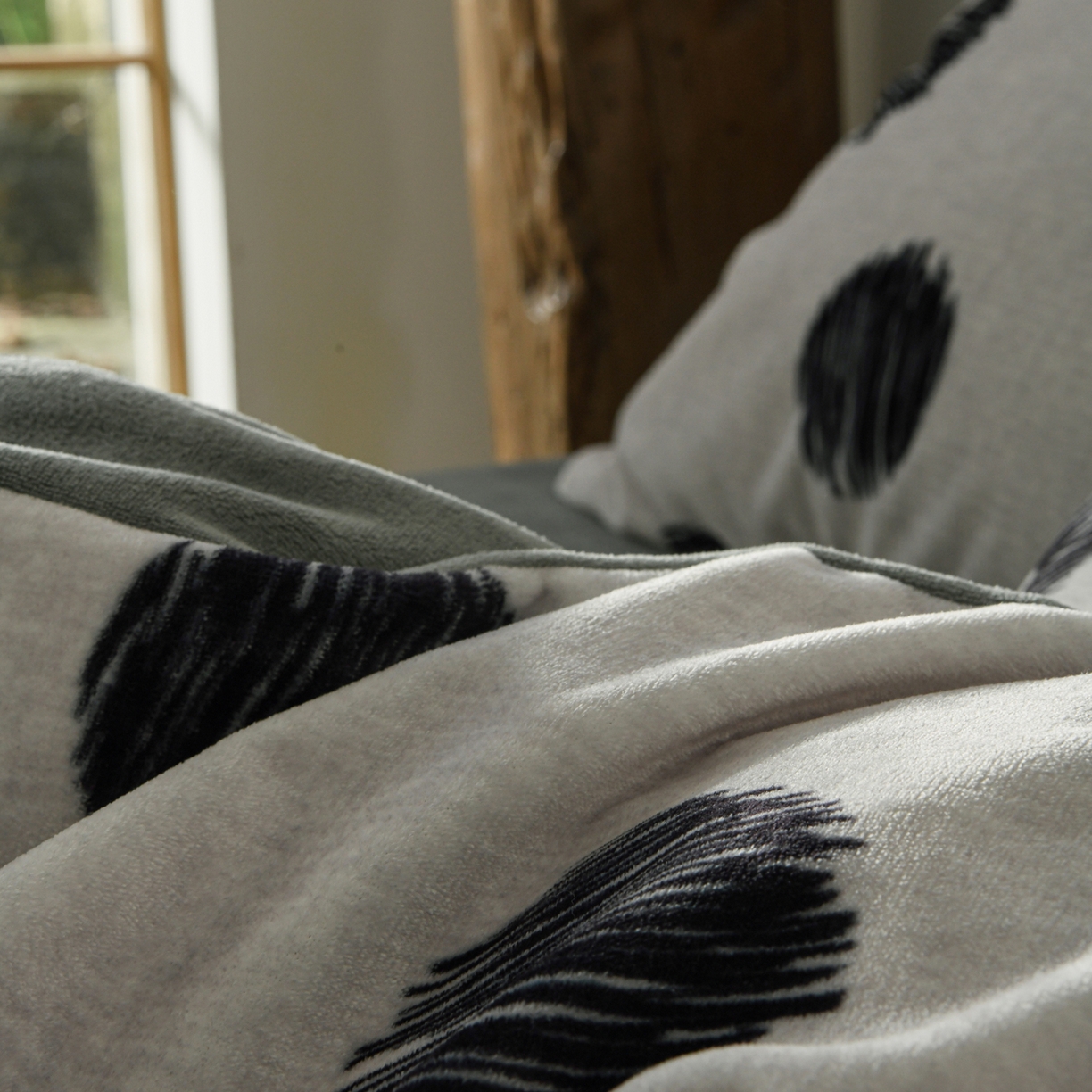 91家纺网 家纺一手货源 找家纺 花漾家居 2025秋冬新品法式复古简约诧寂风牛奶绒四件套 波点米