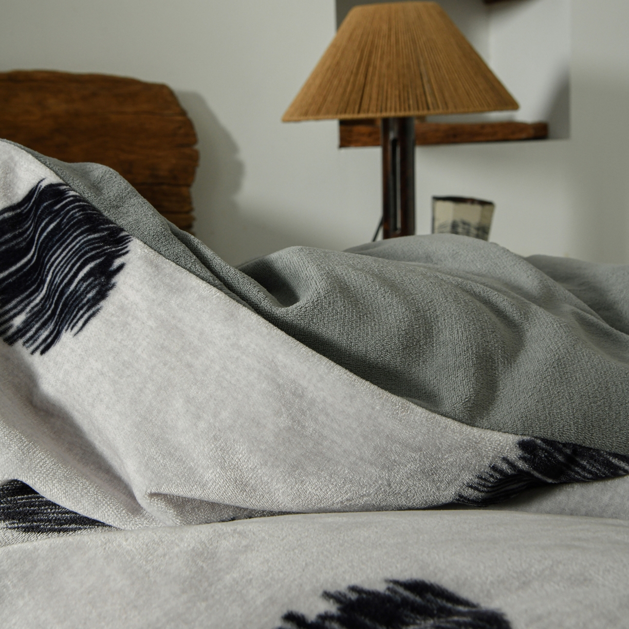 91家纺网 家纺一手货源 找家纺 花漾家居 2025秋冬新品法式复古简约诧寂风牛奶绒四件套 波点米