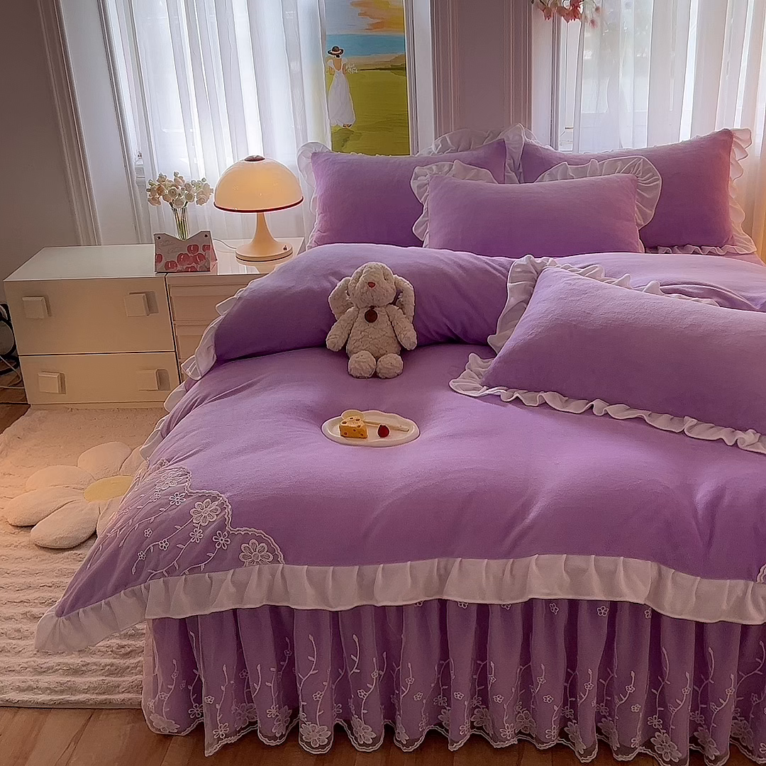 91家纺网 家纺一手货源 找家纺 后庭寝室 2025新款牛奶绒床裙四件套倾城 倾城-梦幻紫