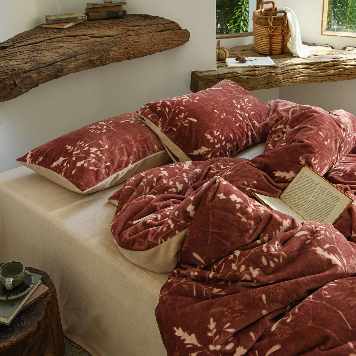 91家纺网 家纺一手货源 找家纺 花漾家居 2025秋冬新品法式复古简约诧寂风牛奶绒四件套 鎏金岁月红