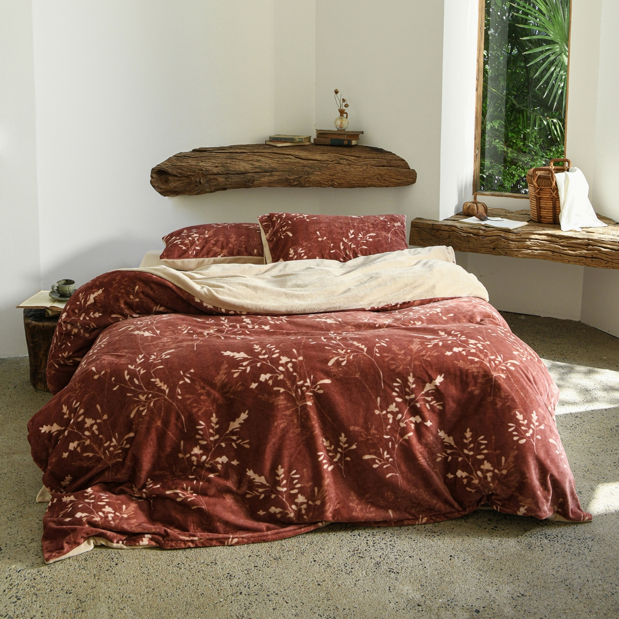 91家纺网 家纺一手货源 找家纺 花漾家居 2025秋冬新品法式复古简约诧寂风牛奶绒四件套 鎏金岁月红