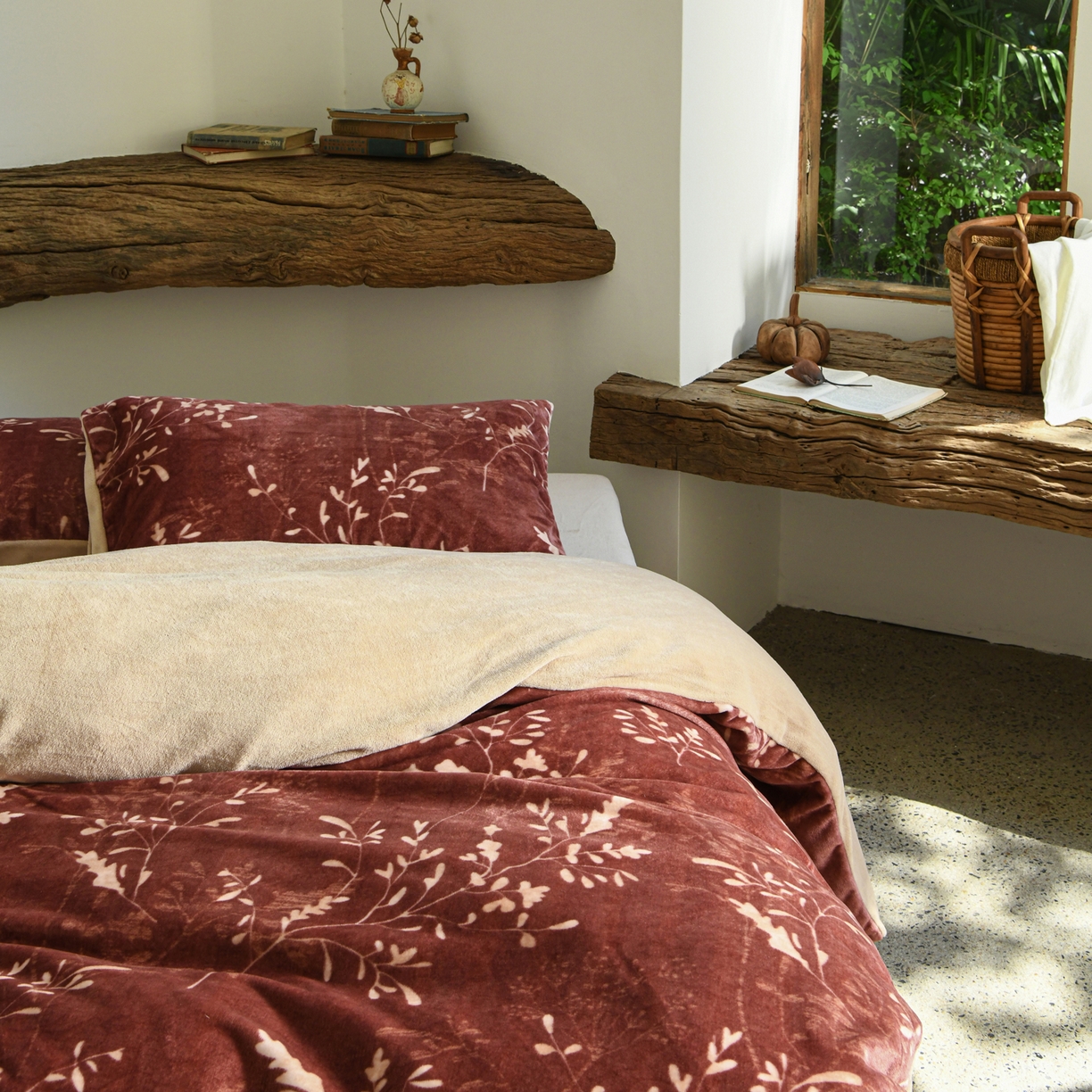 91家纺网 家纺一手货源 找家纺 花漾家居 2025秋冬新品法式复古简约诧寂风牛奶绒四件套 鎏金岁月红