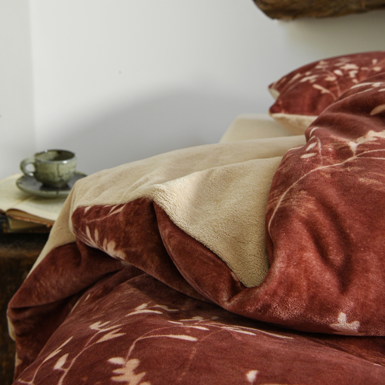 91家纺网 家纺一手货源 找家纺 花漾家居 2025秋冬新品法式复古简约诧寂风牛奶绒四件套 鎏金岁月红