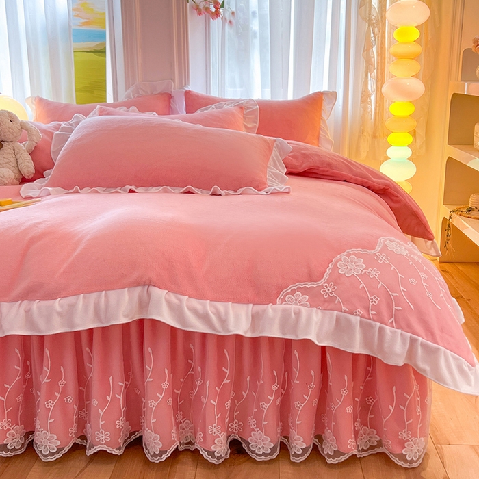 91家纺网 家纺一手货源 找家纺 后庭寝室 2025新款牛奶绒床裙四件套倾城 倾城-暖粉玉