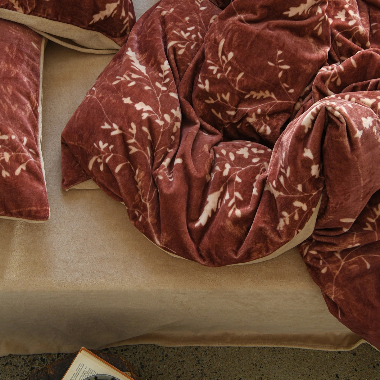 91家纺网 家纺一手货源 找家纺 花漾家居 2025秋冬新品法式复古简约诧寂风牛奶绒四件套 鎏金岁月红