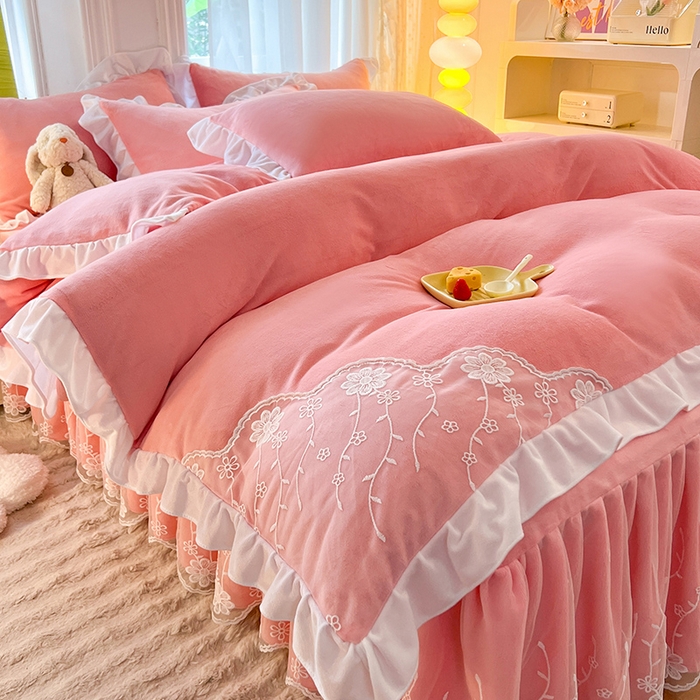 91家纺网 家纺一手货源 找家纺 后庭寝室 2025新款牛奶绒床裙四件套倾城 倾城-暖粉玉