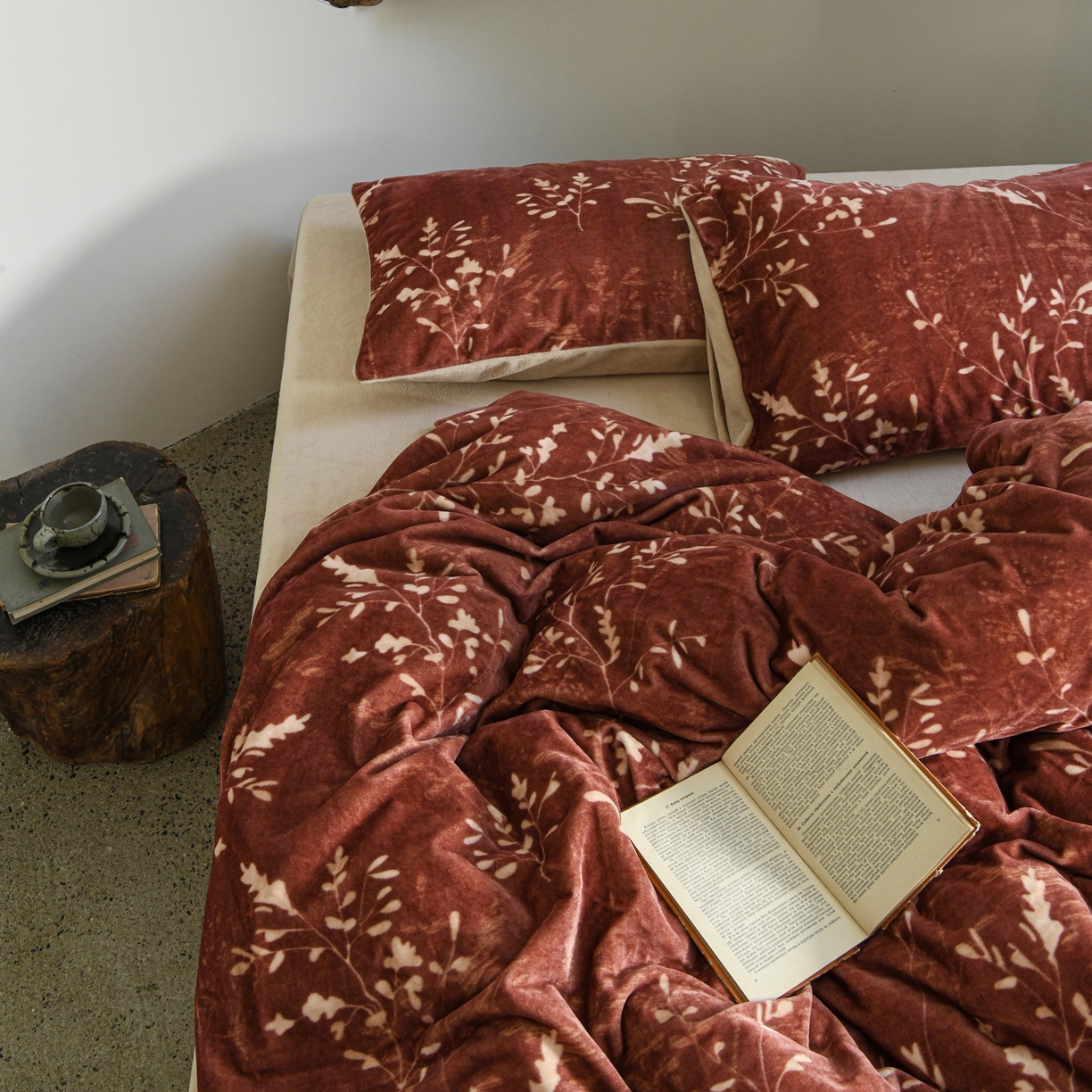 91家纺网 家纺一手货源 找家纺 花漾家居 2025秋冬新品法式复古简约诧寂风牛奶绒四件套 鎏金岁月红