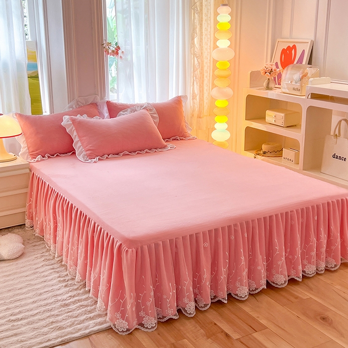 91家纺网 家纺一手货源 找家纺 后庭寝室 2025新款牛奶绒床裙四件套倾城 倾城-暖粉玉