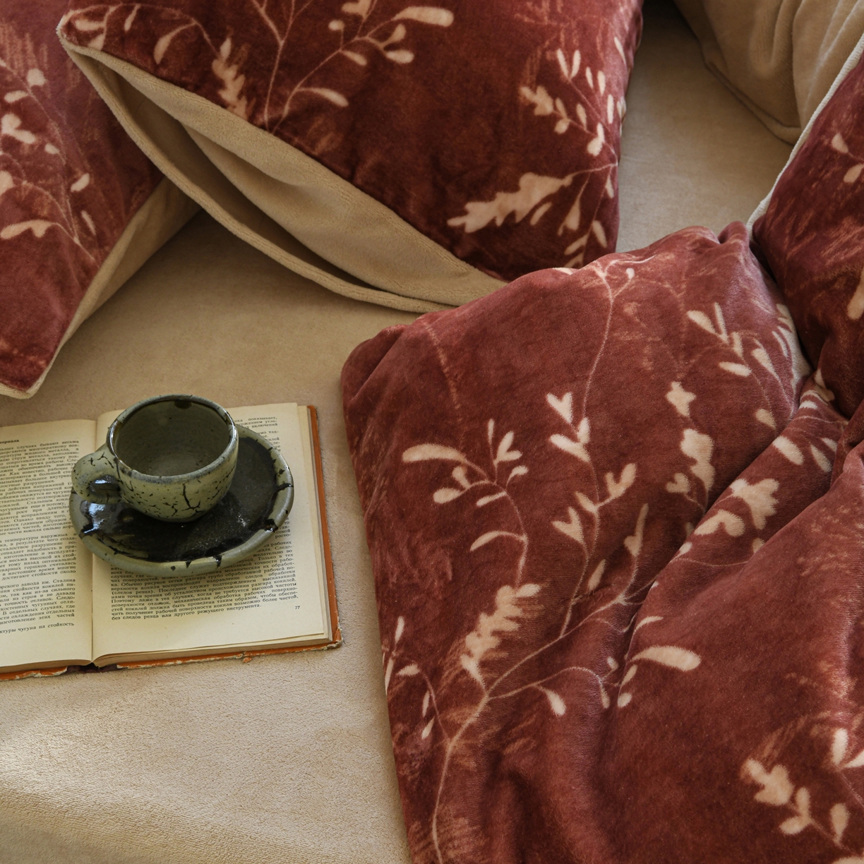 91家纺网 家纺一手货源 找家纺 花漾家居 2025秋冬新品法式复古简约诧寂风牛奶绒四件套 鎏金岁月红