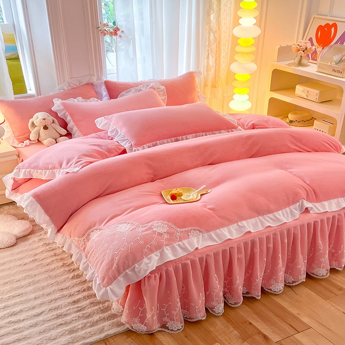 91家纺网 家纺一手货源 找家纺 后庭寝室 2025新款牛奶绒床裙四件套倾城 倾城-暖粉玉