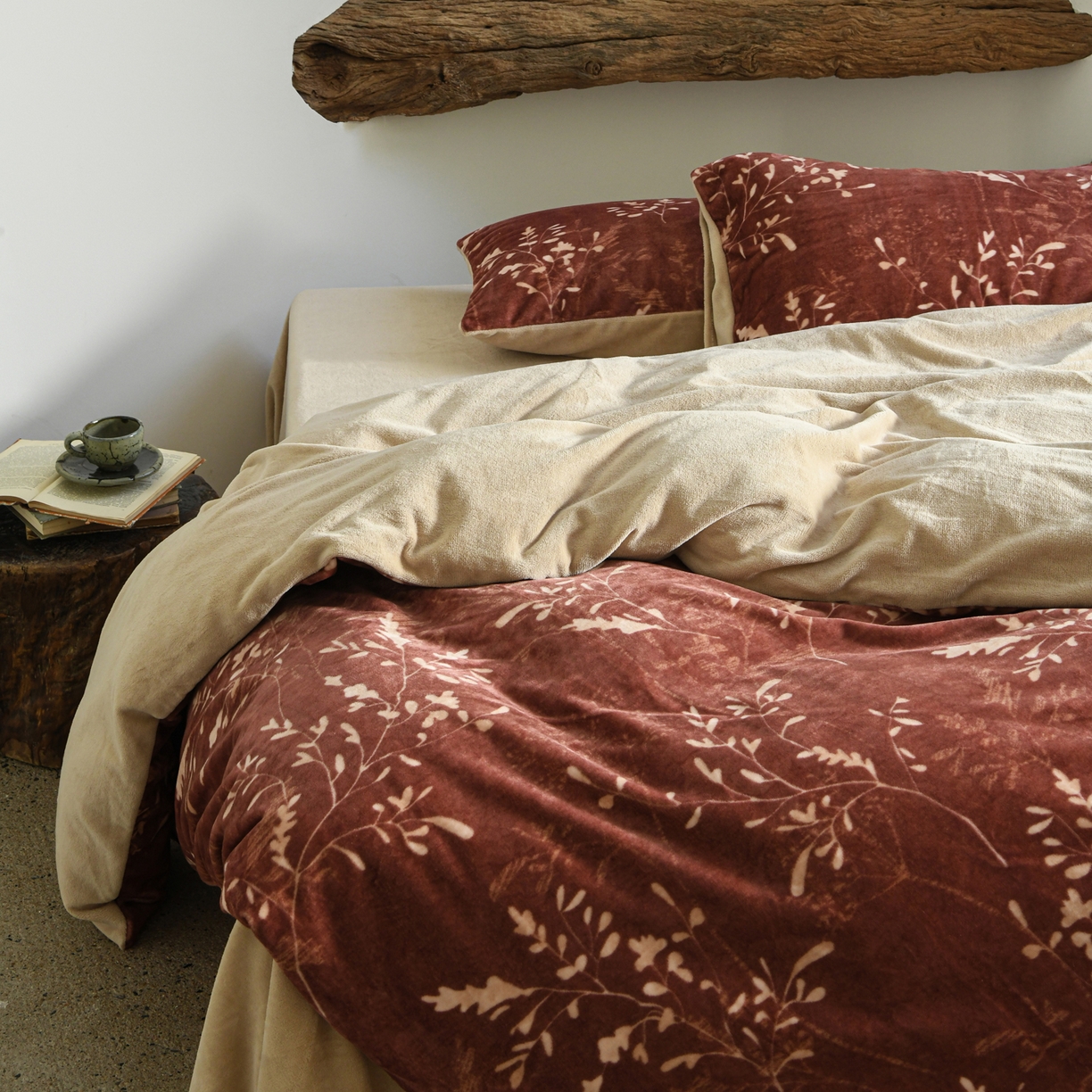 91家纺网 家纺一手货源 找家纺 花漾家居 2025秋冬新品法式复古简约诧寂风牛奶绒四件套 鎏金岁月红