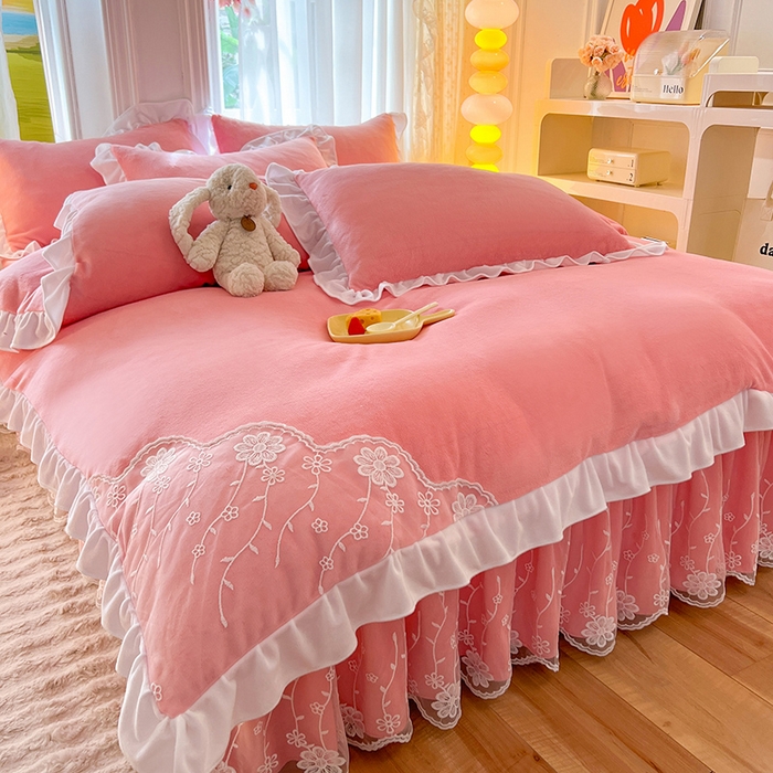 91家纺网 家纺一手货源 找家纺 后庭寝室 2025新款牛奶绒床裙四件套倾城 倾城-暖粉玉