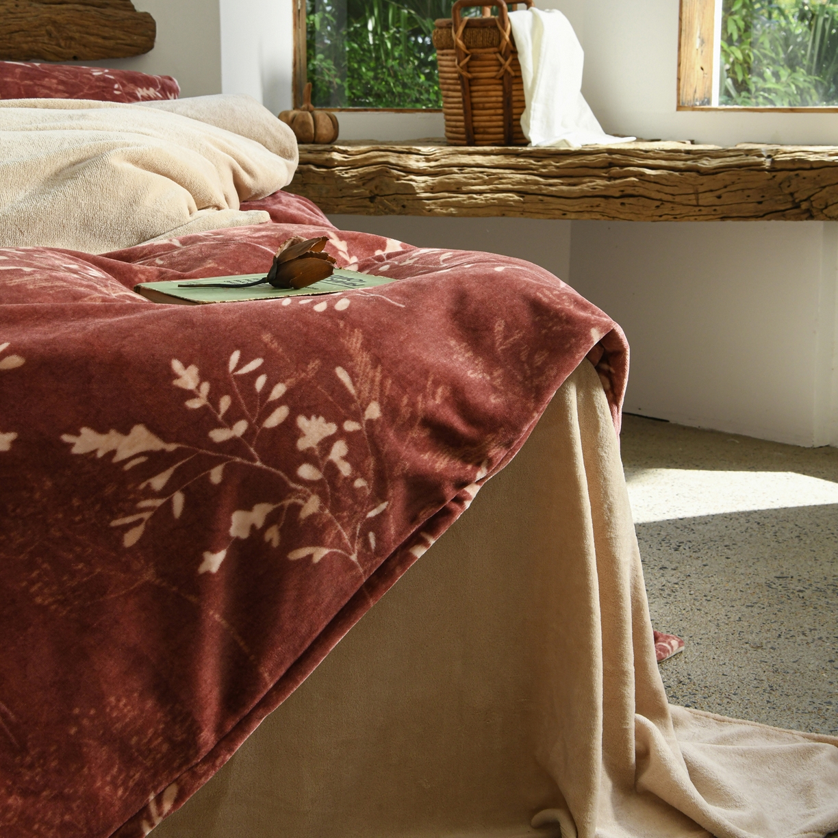 91家纺网 家纺一手货源 找家纺 花漾家居 2025秋冬新品法式复古简约诧寂风牛奶绒四件套 鎏金岁月红