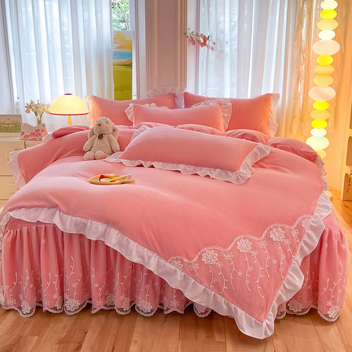 91家纺网 家纺一手货源 找家纺 后庭寝室 2025新款牛奶绒床裙四件套倾城 倾城-暖粉玉