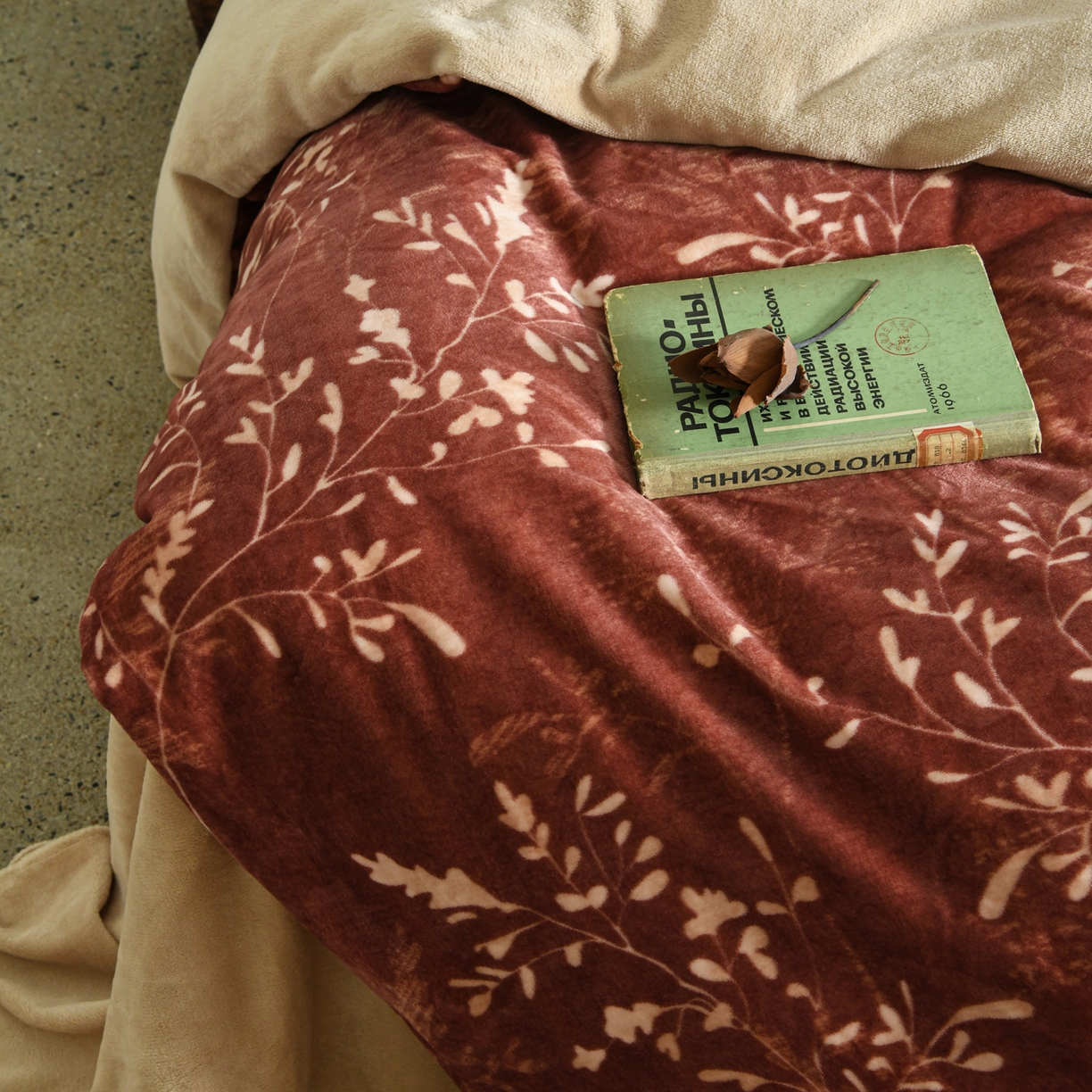 91家纺网 家纺一手货源 找家纺 花漾家居 2025秋冬新品法式复古简约诧寂风牛奶绒四件套 鎏金岁月红