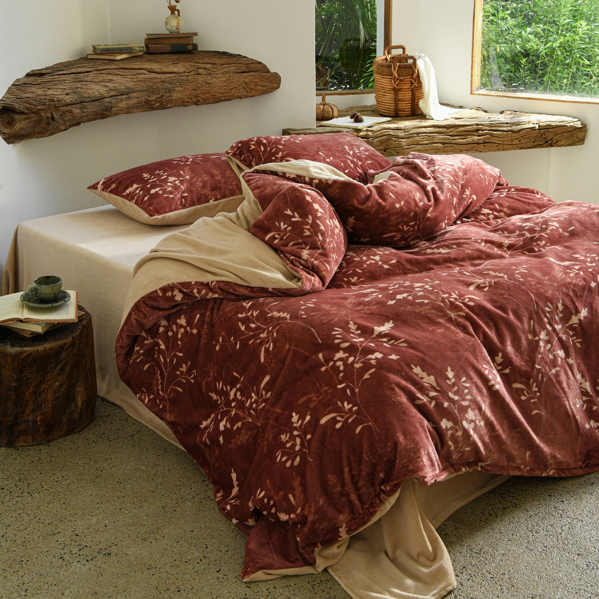 91家纺网 家纺一手货源 找家纺 花漾家居 2025秋冬新品法式复古简约诧寂风牛奶绒四件套 鎏金岁月红