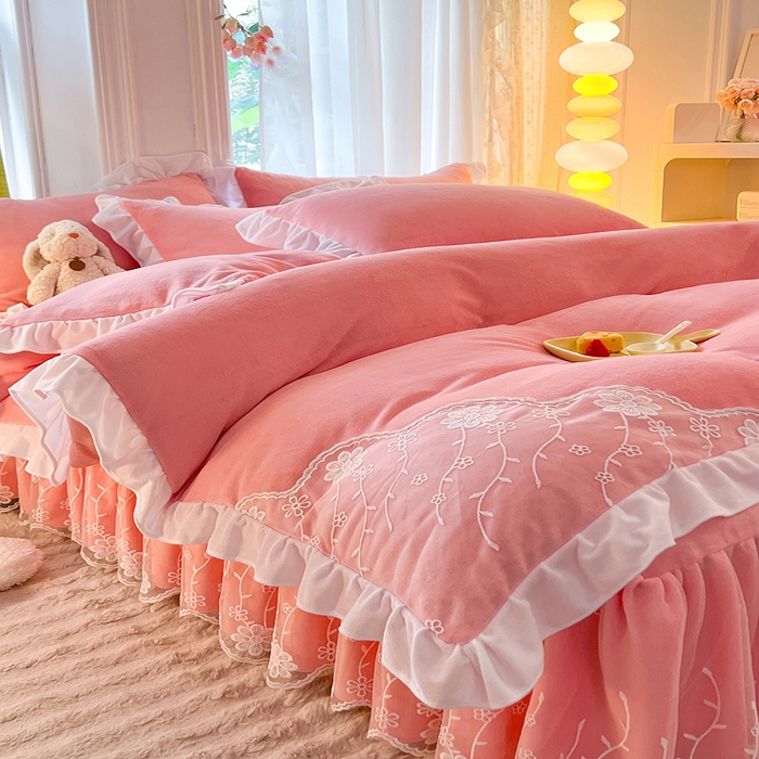 91家纺网 家纺一手货源 找家纺 后庭寝室 2025新款牛奶绒床裙四件套倾城 倾城-暖粉玉