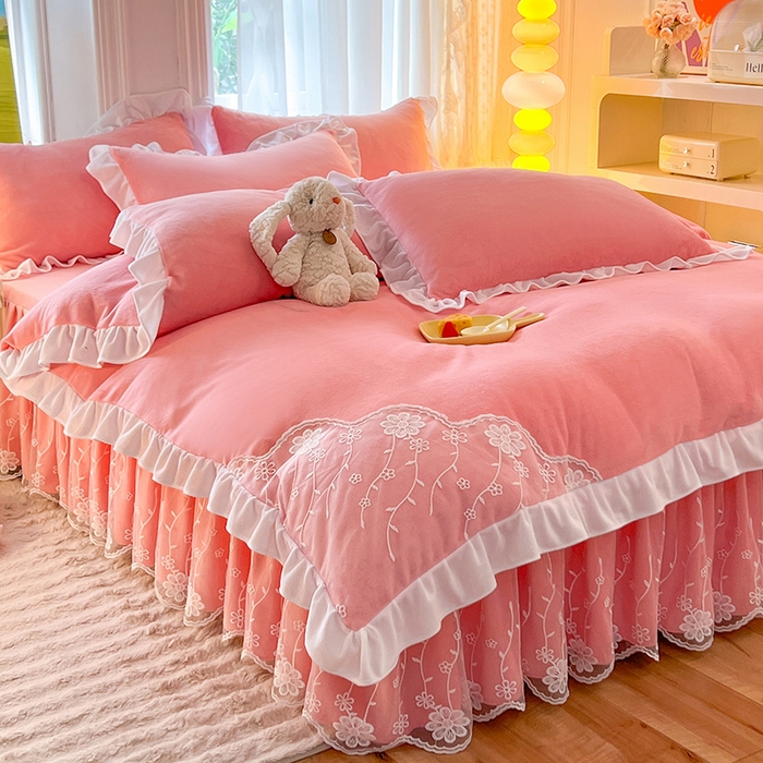 91家纺网 家纺一手货源 找家纺 后庭寝室 2025新款牛奶绒床裙四件套倾城 倾城-暖粉玉