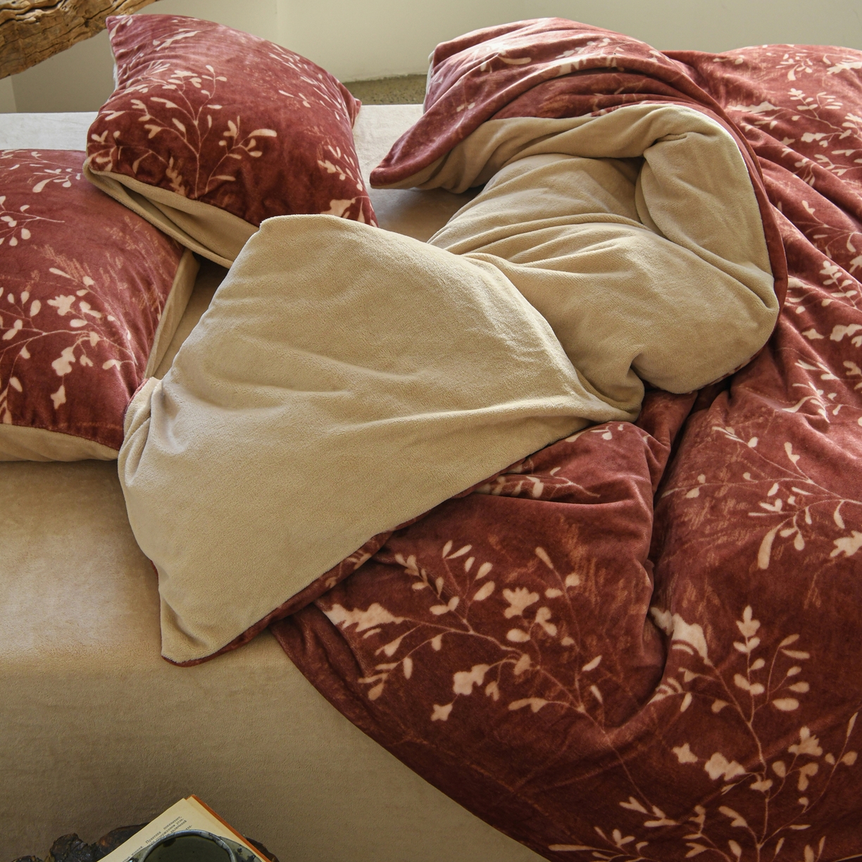 91家纺网 家纺一手货源 找家纺 花漾家居 2025秋冬新品法式复古简约诧寂风牛奶绒四件套 鎏金岁月红