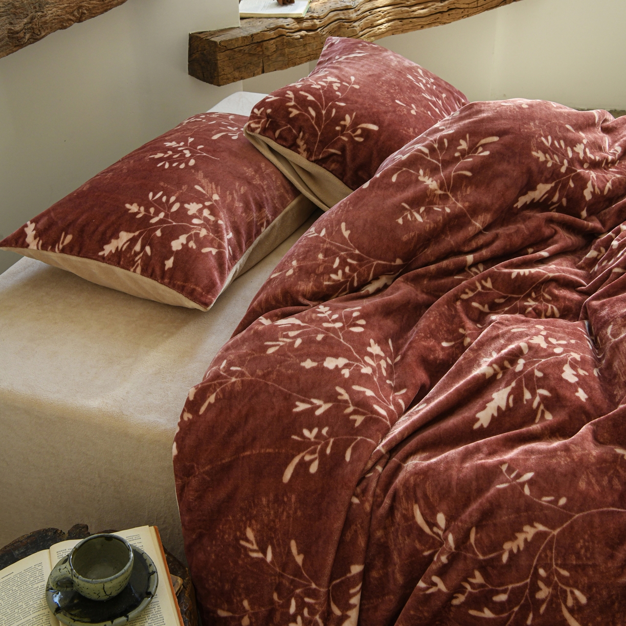 91家纺网 家纺一手货源 找家纺 花漾家居 2025秋冬新品法式复古简约诧寂风牛奶绒四件套 鎏金岁月红