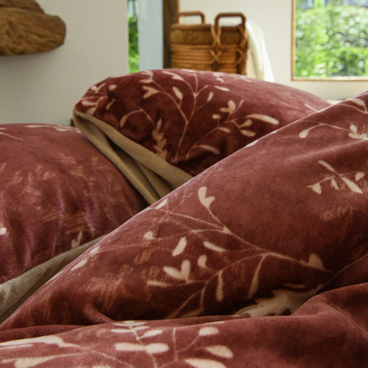 91家纺网 家纺一手货源 找家纺 花漾家居 2025秋冬新品法式复古简约诧寂风牛奶绒四件套 鎏金岁月红