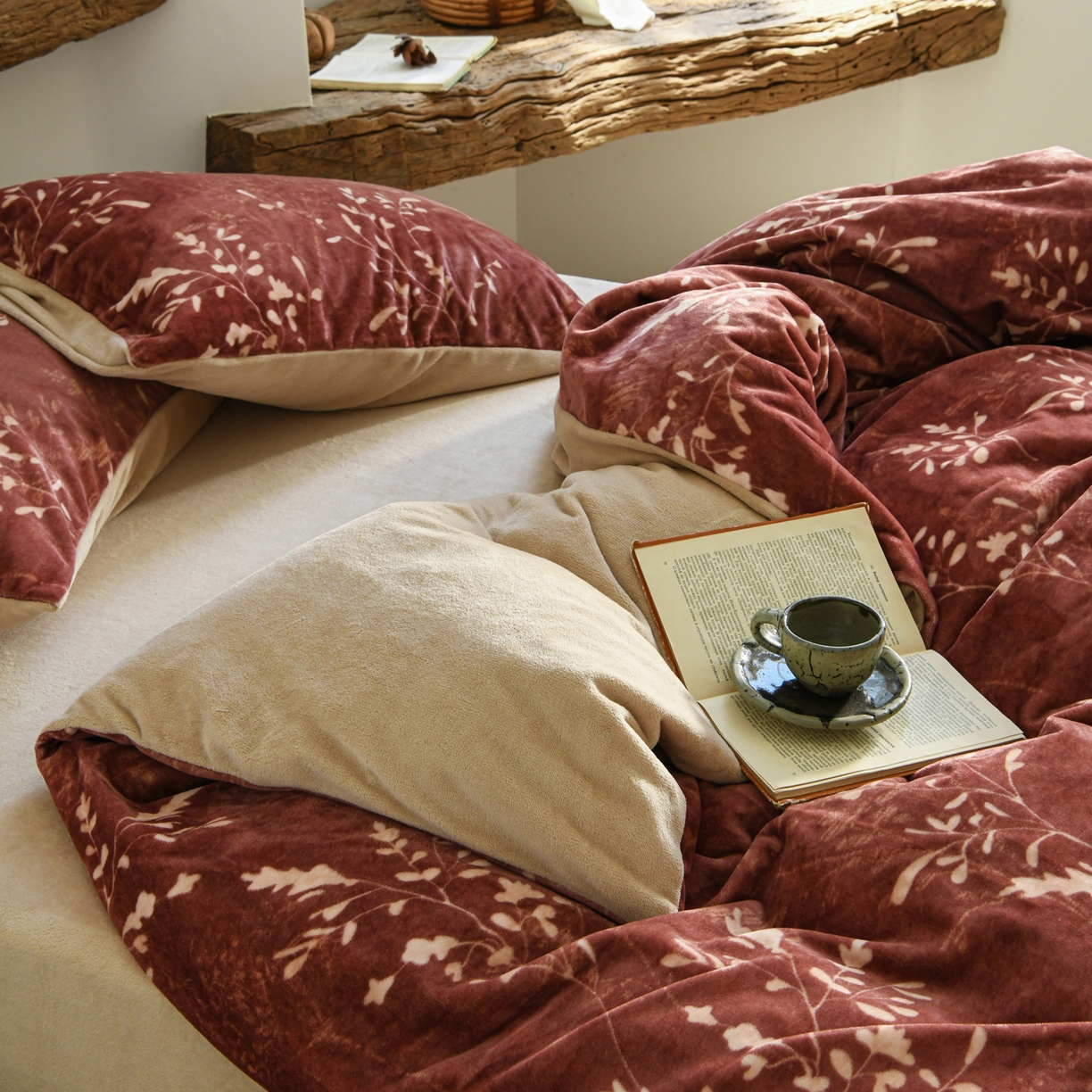 91家纺网 家纺一手货源 找家纺 花漾家居 2025秋冬新品法式复古简约诧寂风牛奶绒四件套 鎏金岁月红